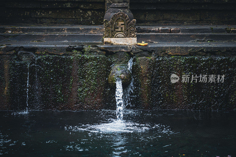 流动的水在Tirta Empul寺庙巴厘岛